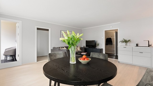 Den åpne planløsningen gir en sosial og luftig atmosfære.