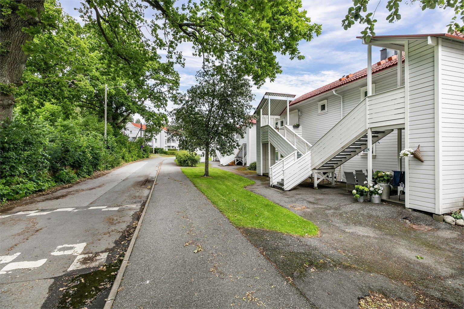 Dokkveien er tilbaketrukken, lite trafikkert og har et generelt rolig miljø.