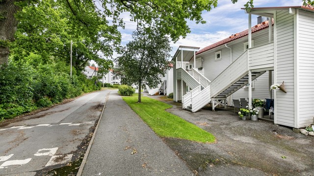 Dokkveien er tilbaketrukken, lite trafikkert og har et generelt rolig miljø.