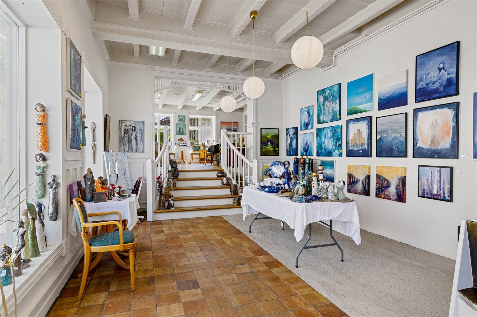 o	Tidligere bakeriutsalg med stor takhøyde og bred trapp.