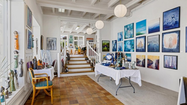 o Tidligere bakeriutsalg med stor takhøyde og bred trapp.