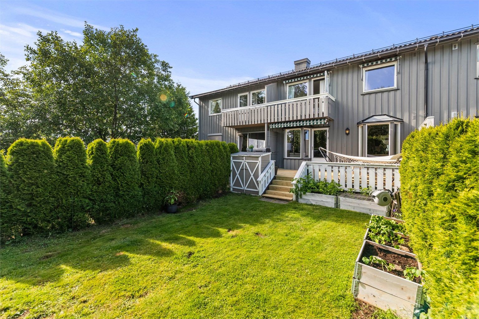 Her bor du "midt i smørøyet" med meget kort vei til både skoler, barnehager, butikker, fritidsaktiviteter og velkjente Hjertås med flotte turområder