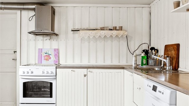 Kjøkken med profilerte fronter og underskap - Hybel.