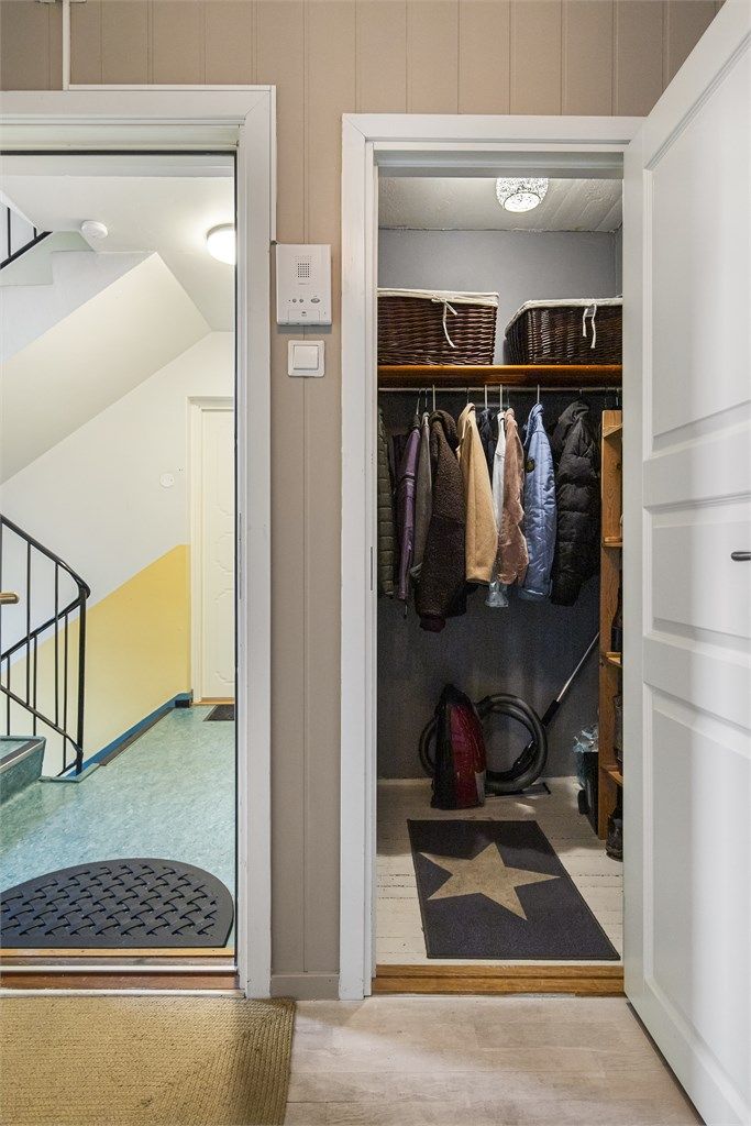 Leiligheten har en praktisk intern bod i tilknytning til entréen, i tillegg til boder på loft og i kjeller.