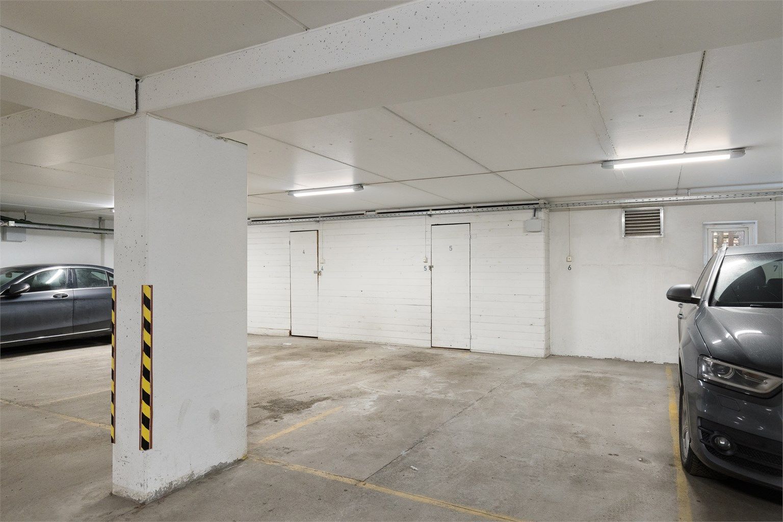 Det medfølger en garasjeplass i felles anlegg. Leiligheten disponerer en bod i garasjeanlegget på ca. 3 kvm, samt en loftsbod med gulvareal på ca. 9 kvm (ikke måleverdig pga lav takhøyde). Sameiet har fellesbod for sykler og bildekk