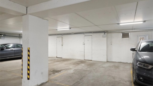 Det medfølger en garasjeplass i felles anlegg. Leiligheten disponerer en bod i garasjeanlegget på ca. 3 kvm, samt en loftsbod med gulvareal på ca. 9 kvm (ikke måleverdig pga lav takhøyde). Sameiet har fellesbod for sykler og bildekk