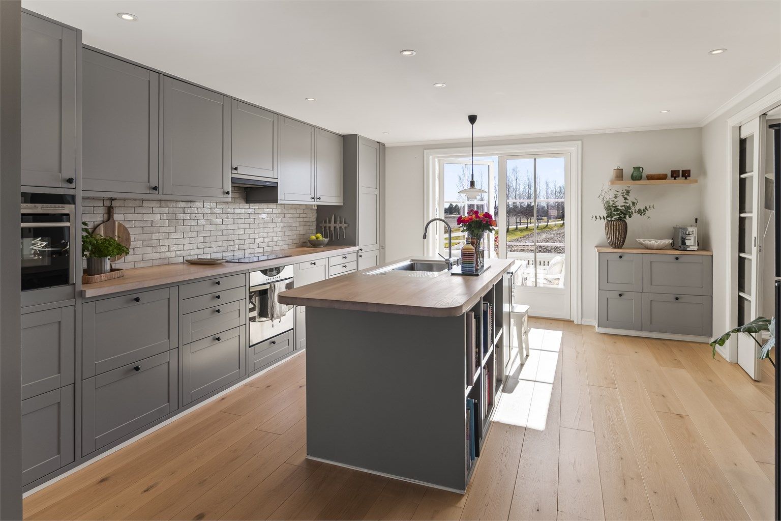 Kjøkken fra 2013 har en spesialtilpasset innredning med fronter lakkert hos Lystad, og integrerte hvitevarer.