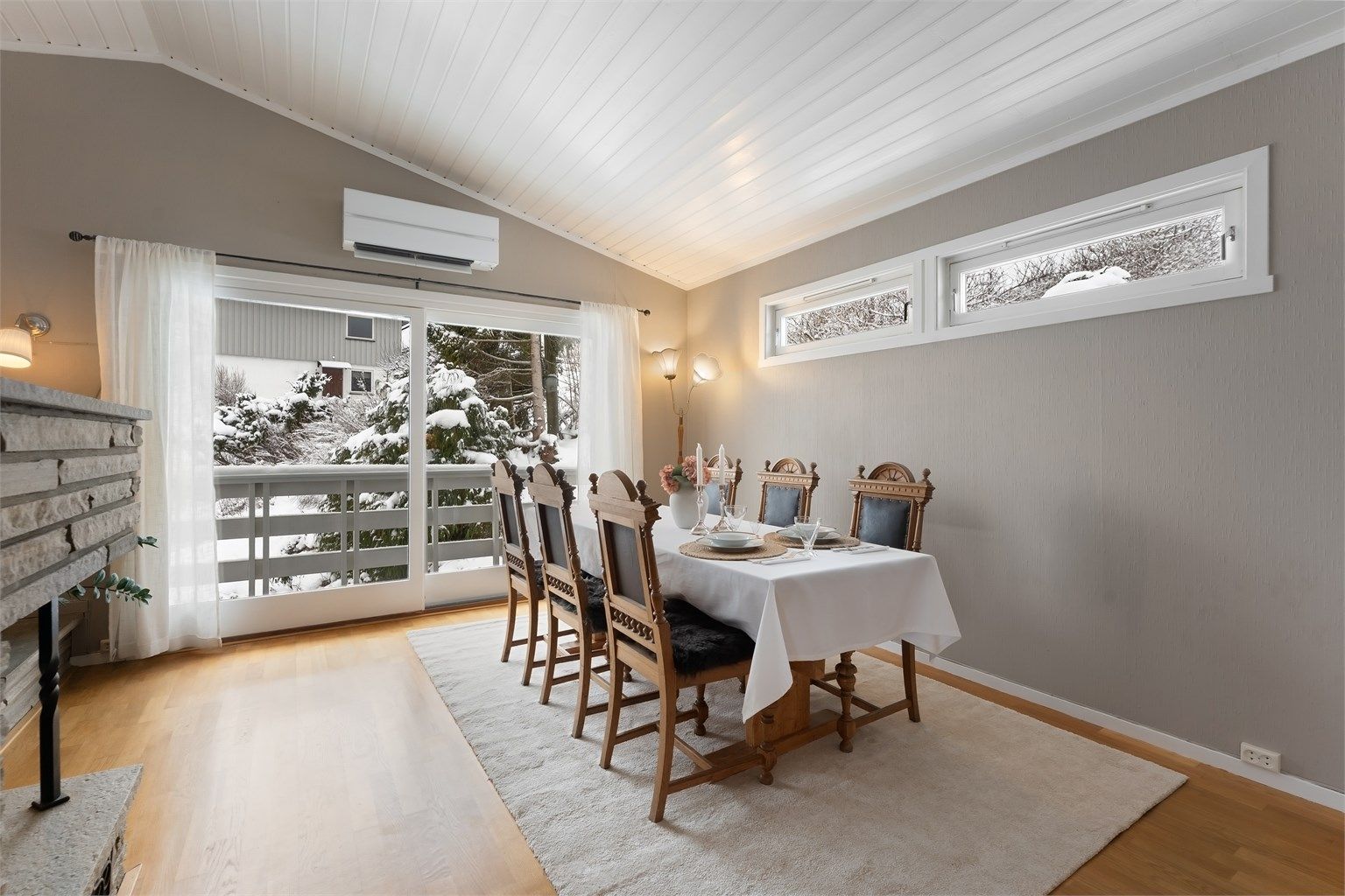 I tilknytning til stuen er det en egen spisestuedel med plass til langbord.