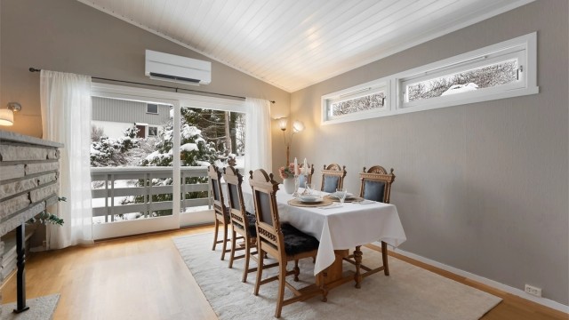 I tilknytning til stuen er det en egen spisestuedel med plass til langbord.