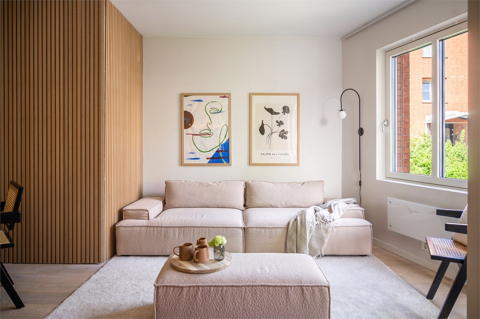 Stuen er romslig og kan enkelt møbleres med en hyggelig sofagruppe med tilhørende stuemøblement. 