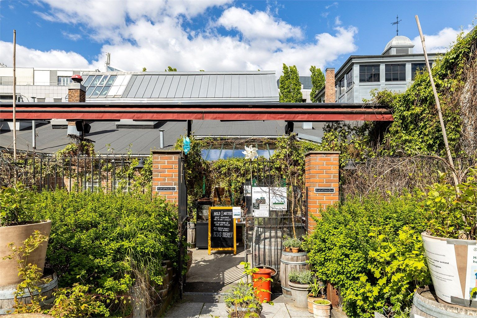 Populære Oslo mekaniske er en bar som ligger like ved leiligheten og byr på hyggelig atmosfære grønne omgivelser. 