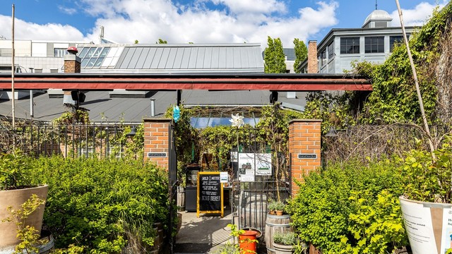 Populære Oslo mekaniske er en bar som ligger like ved leiligheten og byr på hyggelig atmosfære grønne omgivelser.