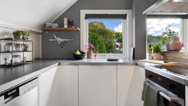 Kjøkken med god skap- og benkeplass. vindu med godt lysinnslipp