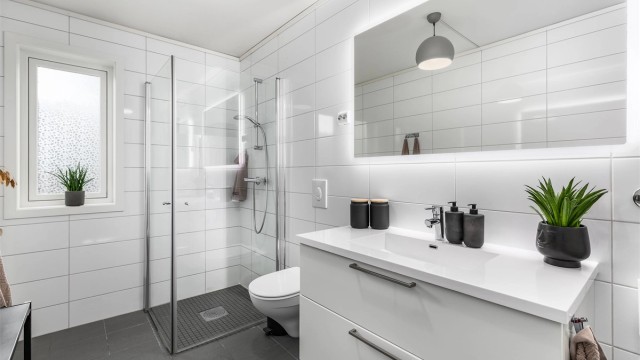 Badet er over 6 kvm. stort. Her er både gulv og vegger flislagt, i gulvet er det naturligvis også varme. Karmbelistninger er nymalt.
