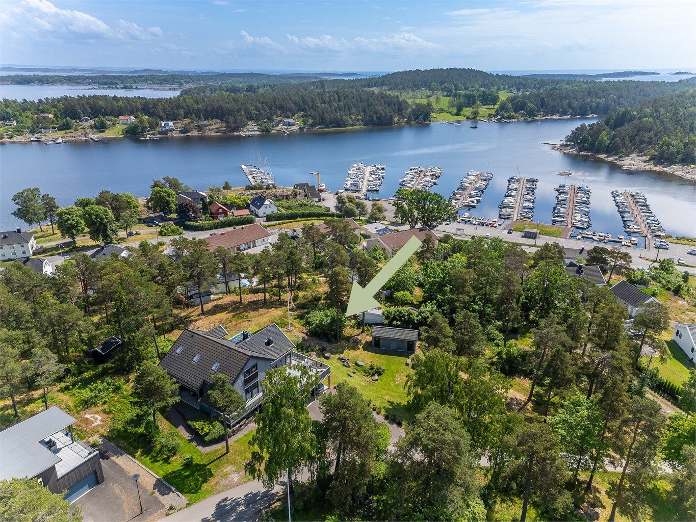 Boligen fra 2009 er arkitekttegnet med høy bygningsmessig og teknisk standard.