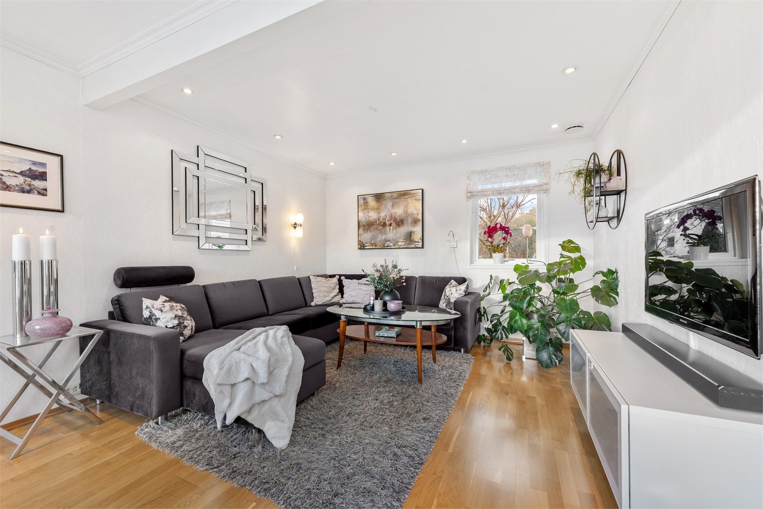 Tv-stue i hovedetasjen. 