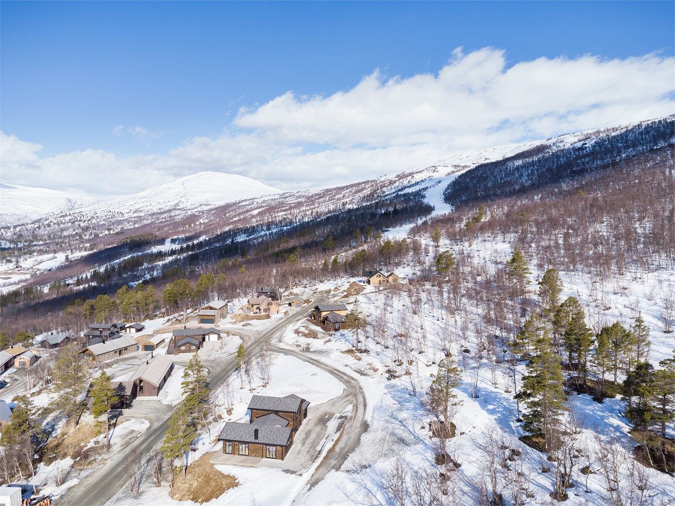 Dronebilde mot skitrekket med gode muligheter for ski in - ski out