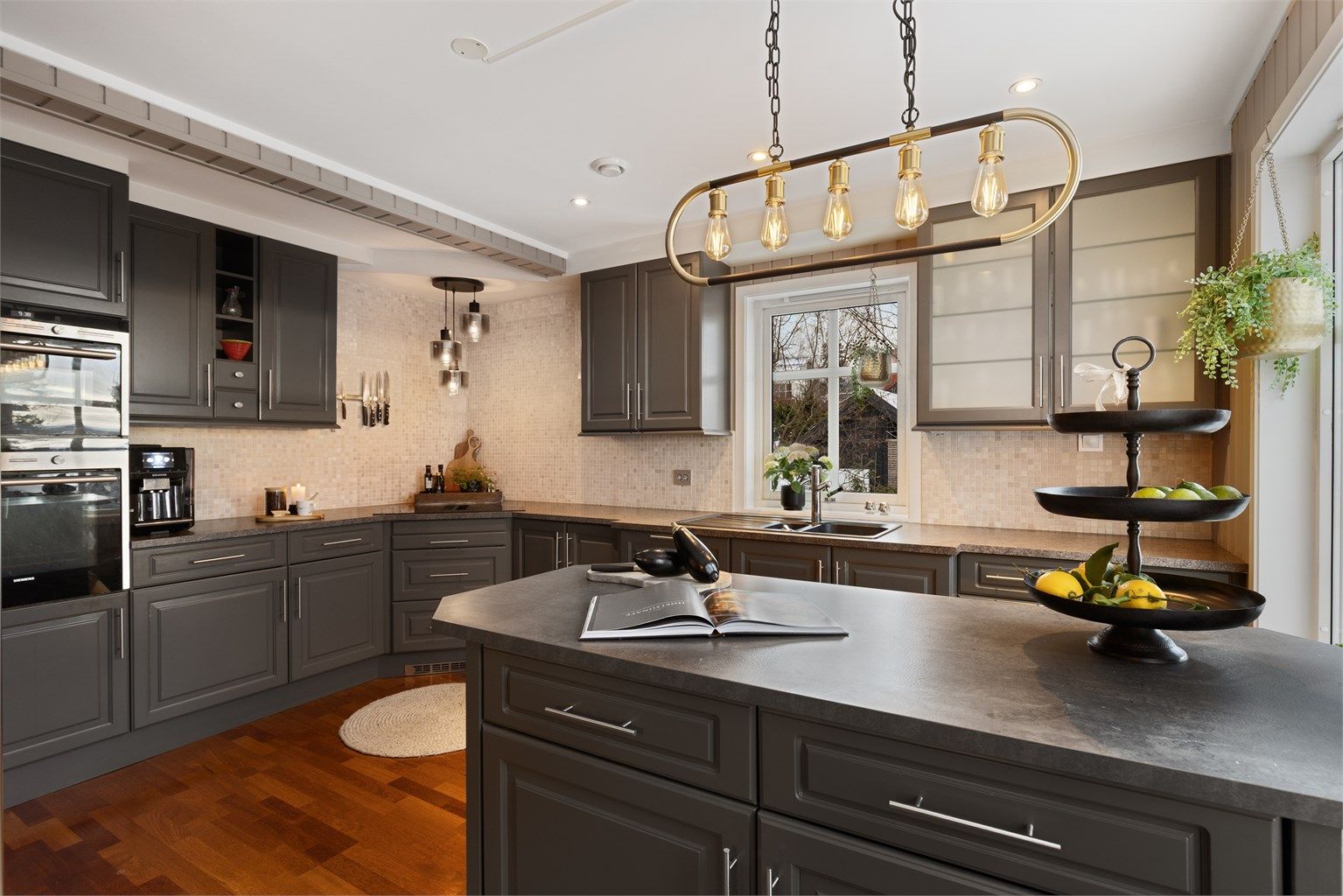 Kjøkken med romslig kjøkkenøy med oppbevaring