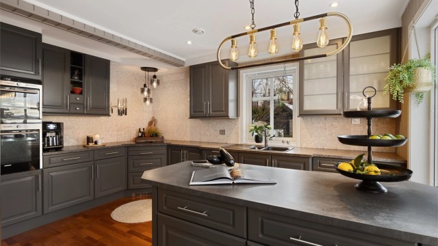 Kjøkken med romslig kjøkkenøy med oppbevaring