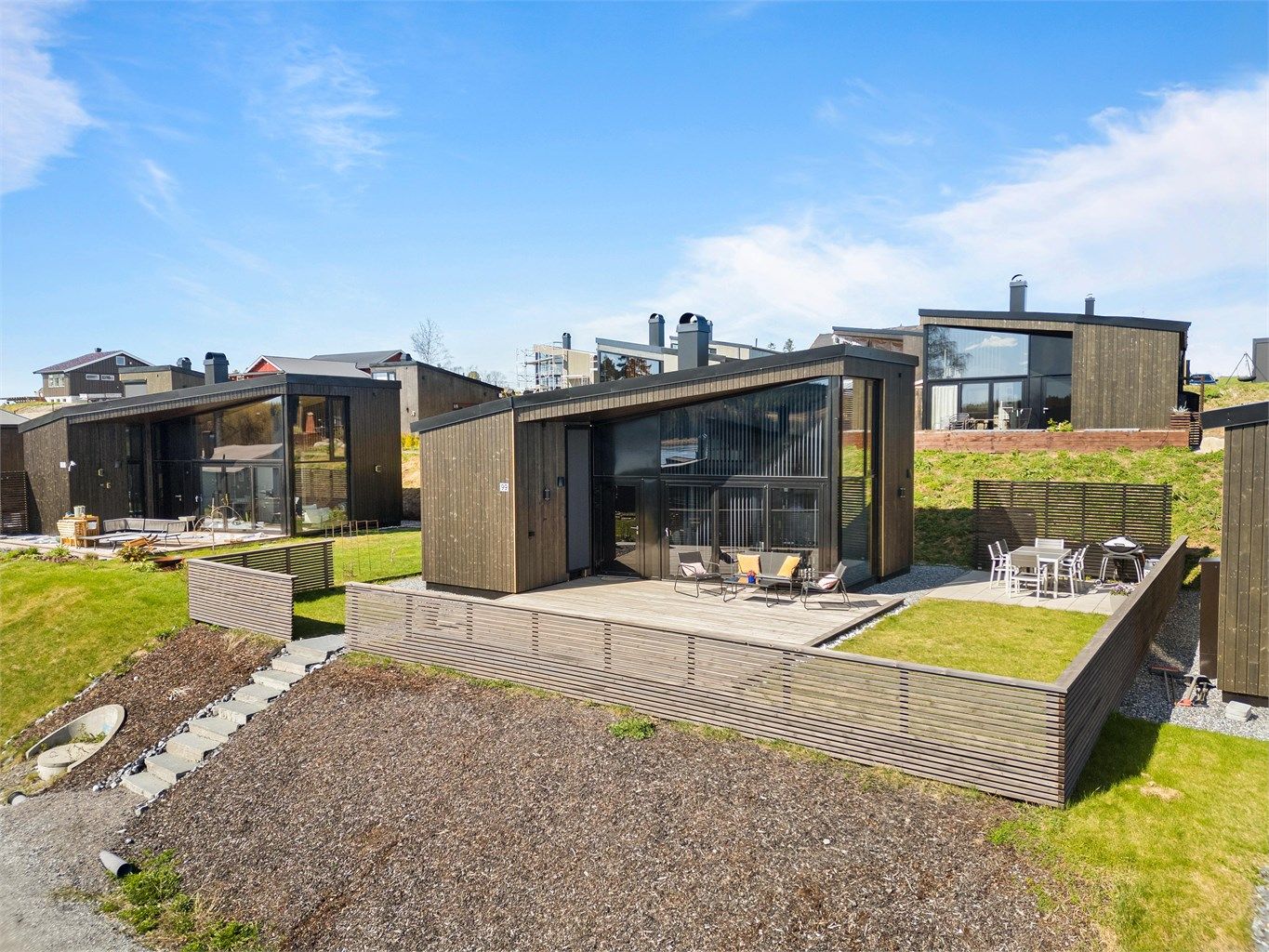 Herlige sommerdager kan nytes på den store og solrike plattingen.