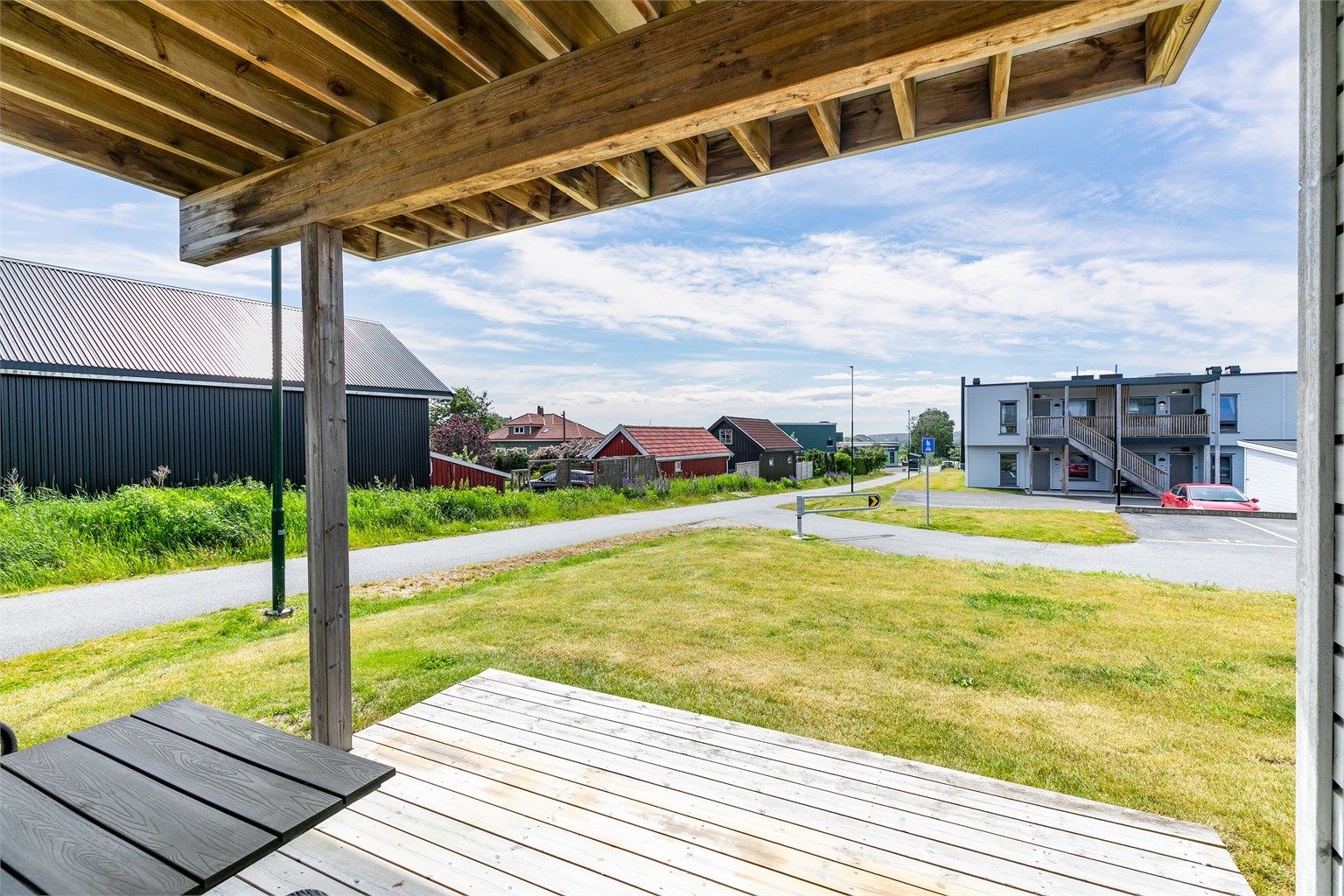 Et nær heldekkende overbygg gjør det mulig å benytte terrassen selv om sommerværet ikke er på sitt aller beste.