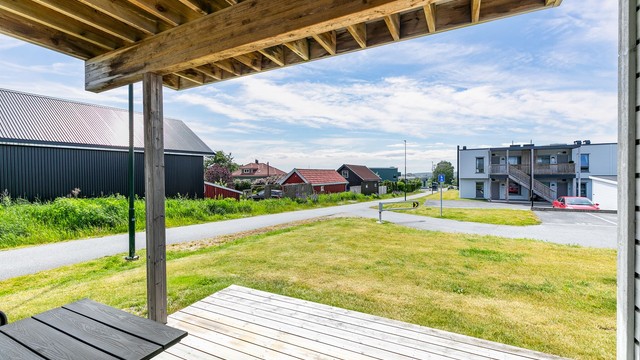 Et nær heldekkende overbygg gjør det mulig å benytte terrassen selv om sommerværet ikke er på sitt aller beste.