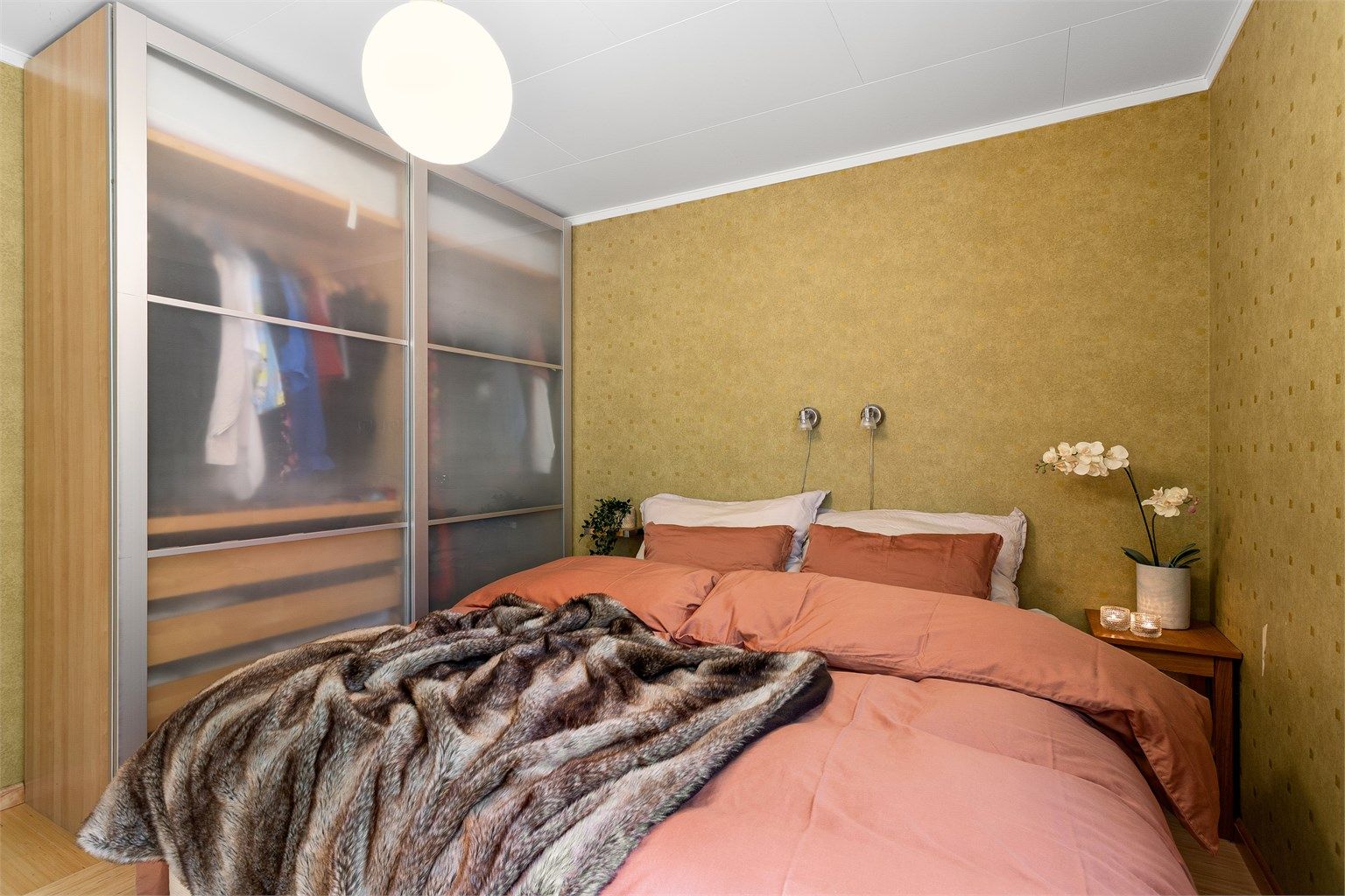 En stor skyvedørsgarderobe gir rikelig med oppbevaringsplass på soverommet.