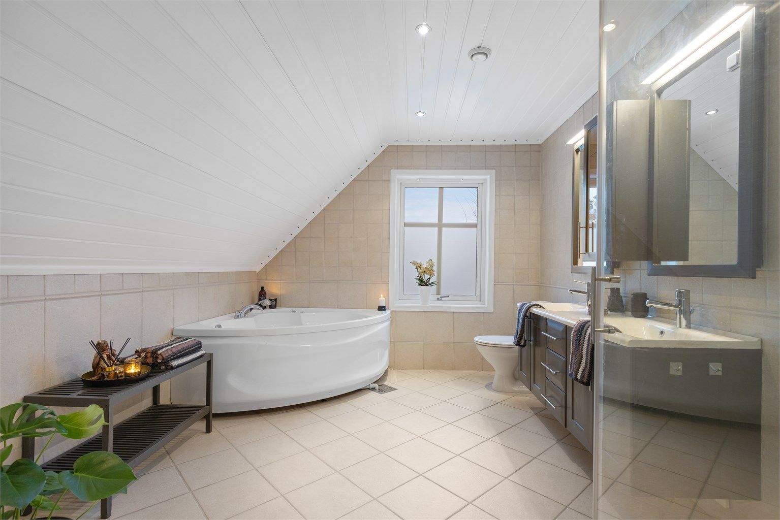 Stort bad med boblebadekar og dusjhjørne