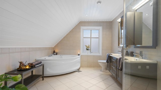 Stort bad med boblebadekar og dusjhjørne