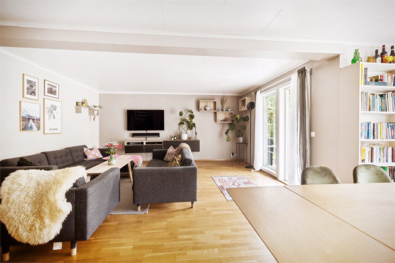 Pen, familievennlig halvpart av 2-mannsbolig med solrike uteområder og meget sentral beliggenhet