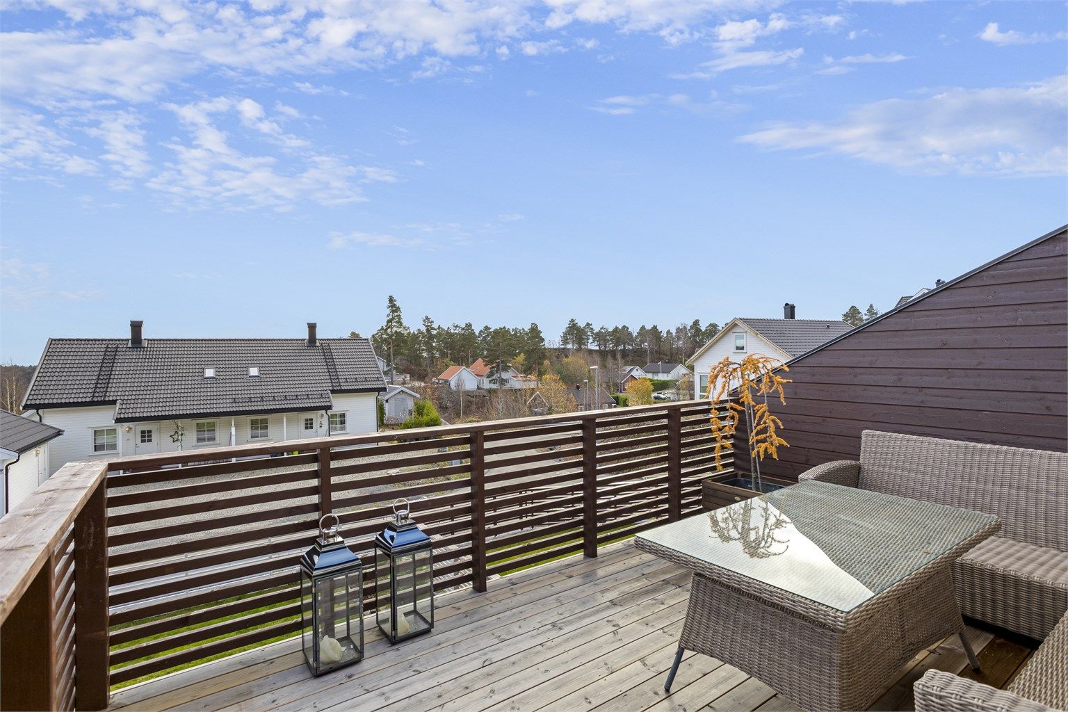 Verandaen byr på mye sol og god plass til en sittegruppe.