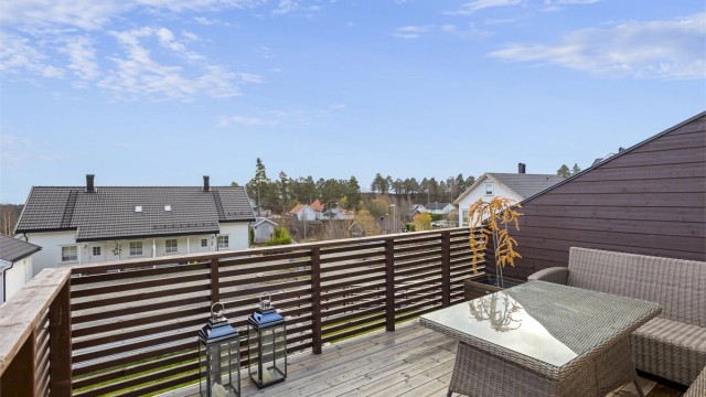 Verandaen byr på mye sol og god plass til en sittegruppe.