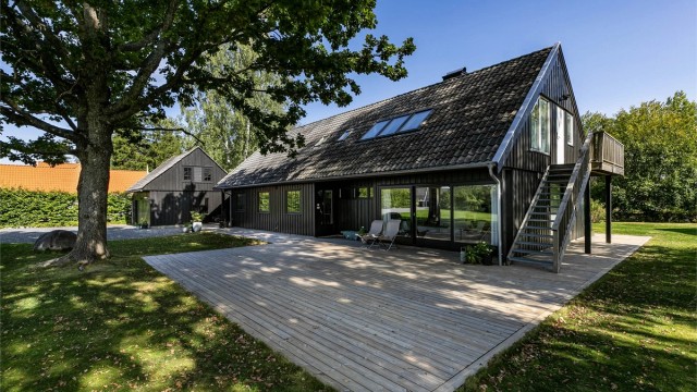 Terrasser på til sammen over 260 kvm. omfavner første etasje.