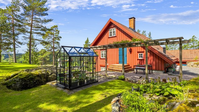 Tomten er pent opparbeidet med plenarealer og diverse beplantning/hage.
