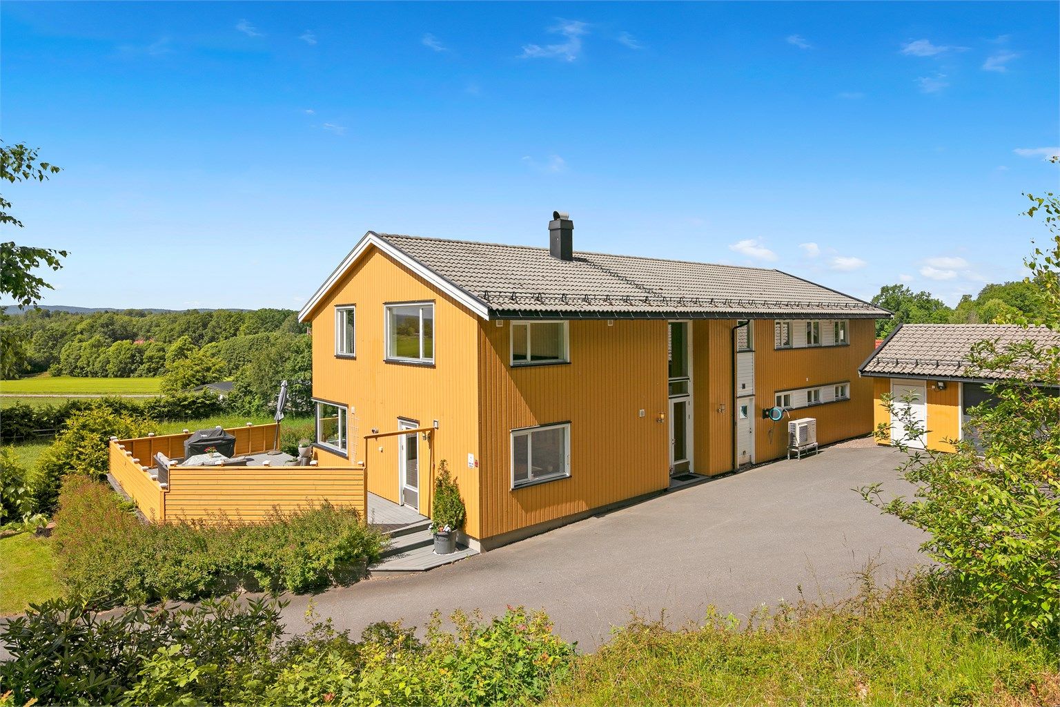 Boligen er oppført i 2002 og har fasader med stående og liggende trekledning.