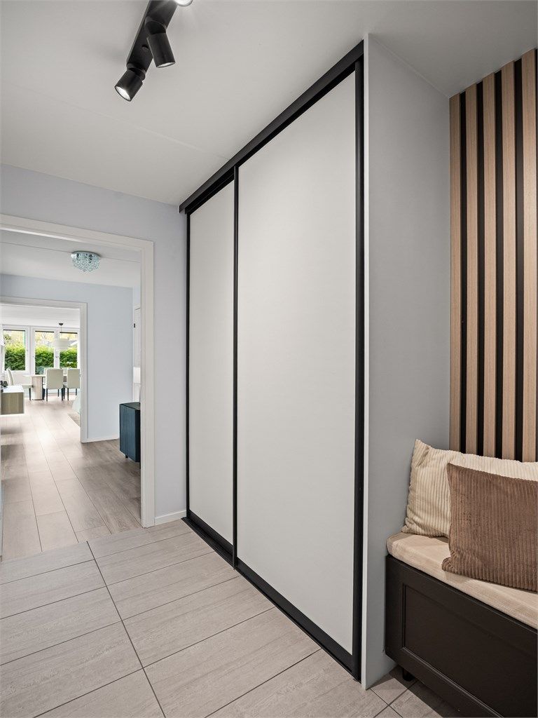 I gangen ble det installert gulvvarme i 2024, her er det også en skyvedørsgarderobe.