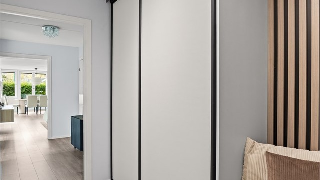 I gangen ble det installert gulvvarme i 2024, her er det også en skyvedørsgarderobe.