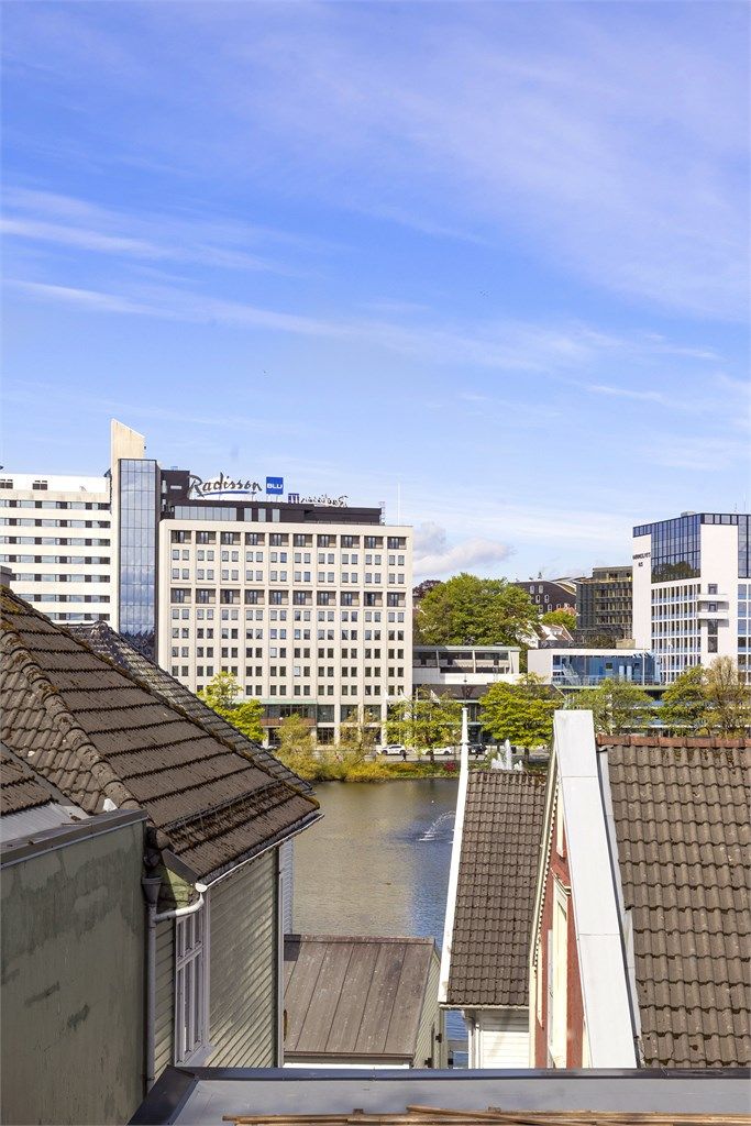 Fra deler av eiendommen er det utsikt mot Breiavatnet og bybildet. Her bor du sentralt, men likevel tilbaketrukket.
Foto: Marianne Lyse