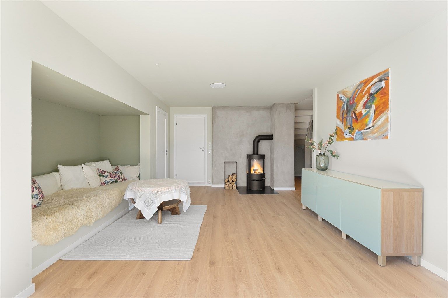 Et ildsted i kjellerstuen gir ekstra varme. Gulvet i kjelleren er avrettet og har fått nytt laminatgulv som en del av de senere års oppgraderinger.