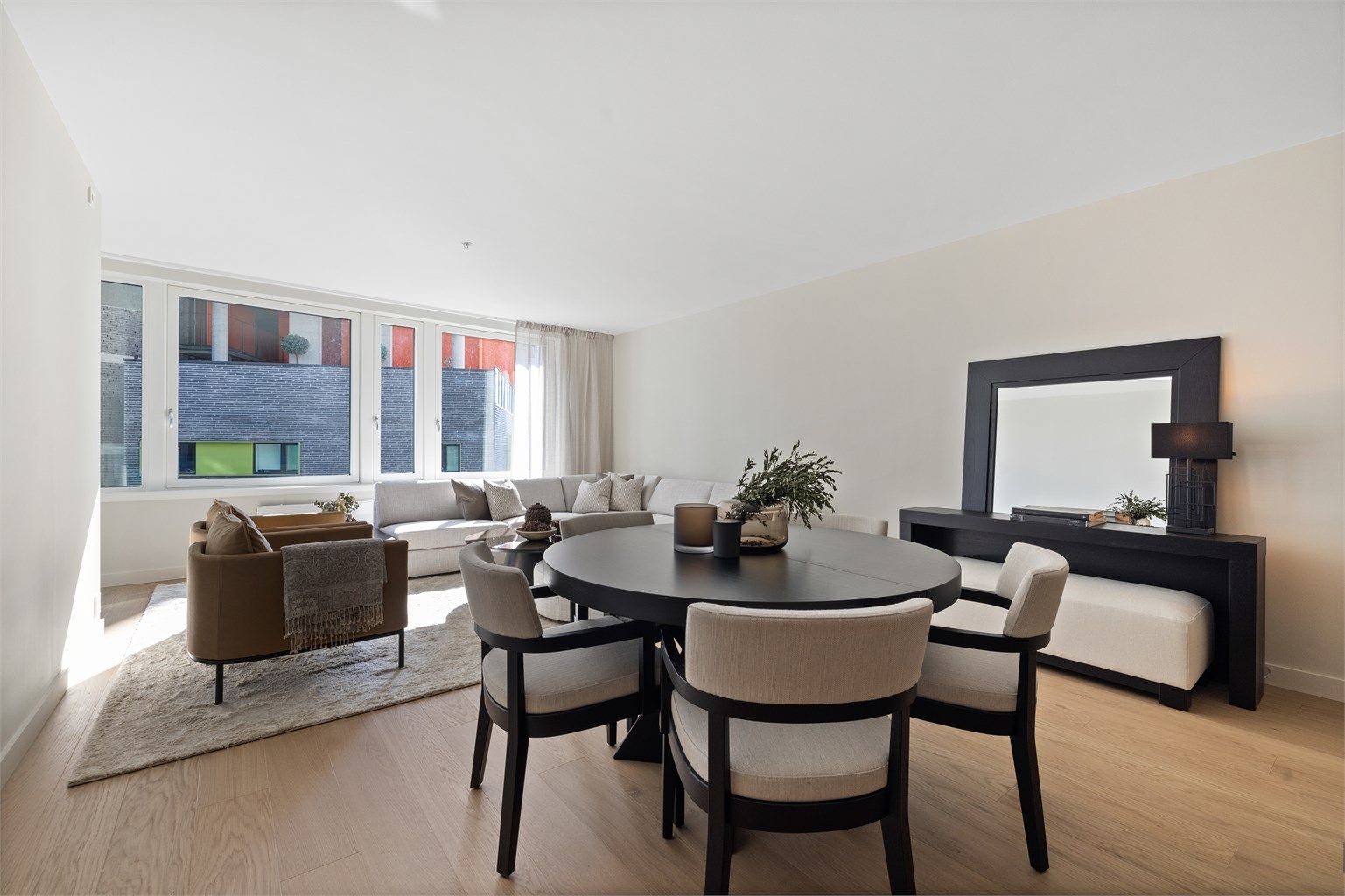 Stor stue med plass til både sofa del og spiseplass