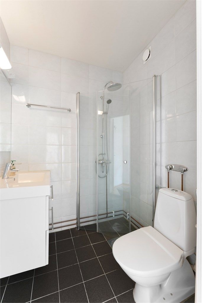 Leiligheten er tilknyttet felles varmtvann, noe som er både forutsigbart og enkelt.