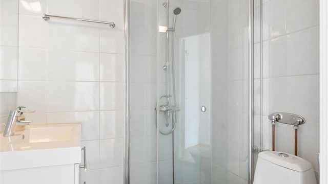 Leiligheten er tilknyttet felles varmtvann, noe som er både forutsigbart og enkelt.