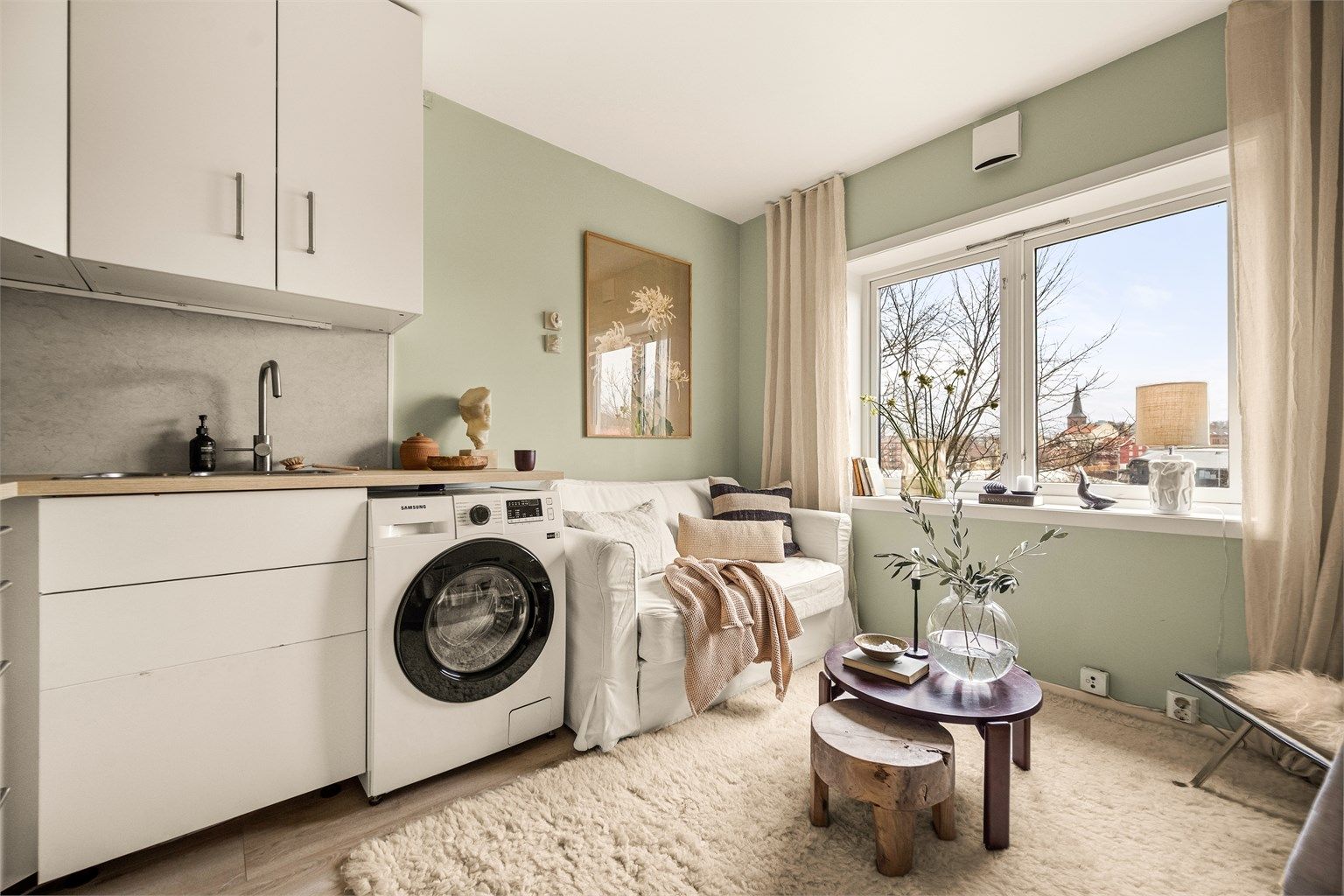 Leiligheten er malt i tidsriktige og moderne farger.