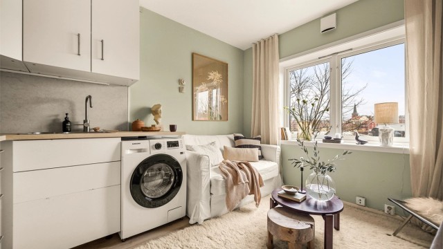 Leiligheten er malt i tidsriktige og moderne farger.