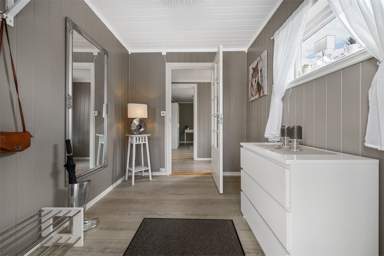 I entreen er det god plass til oppbevaring og garderobeløsninger