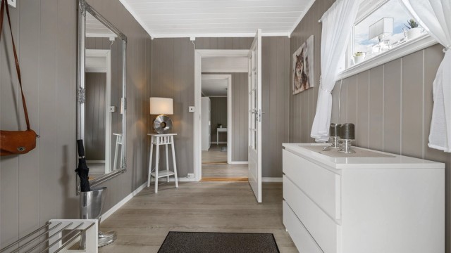 I entreen er det god plass til oppbevaring og garderobeløsninger