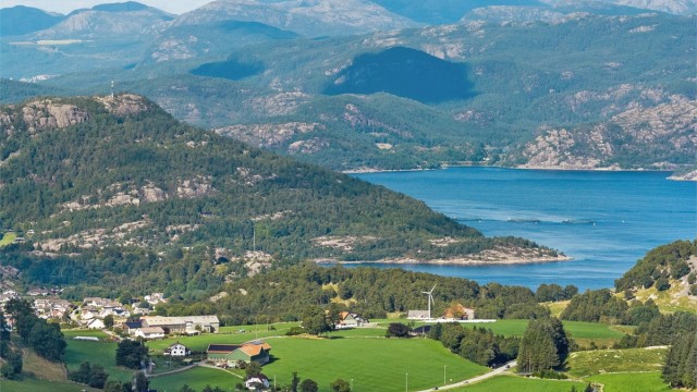 Høydefoto tatt over ''solplass'' på eiendommen, ned mot Høle.