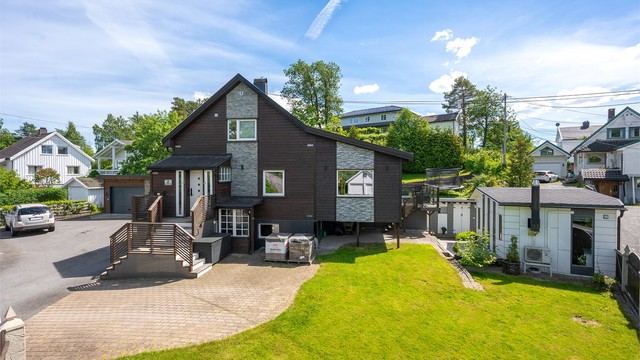 Waglesgårdveien 2 - Sentralt beliggende del av vertikaldelt tomannsbolig med hage og garasje