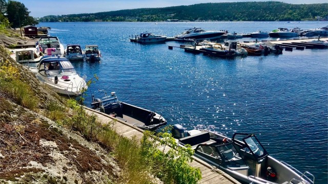Båthavn med fasteplasser på flytebrygga og gjestehavn langs fjellet