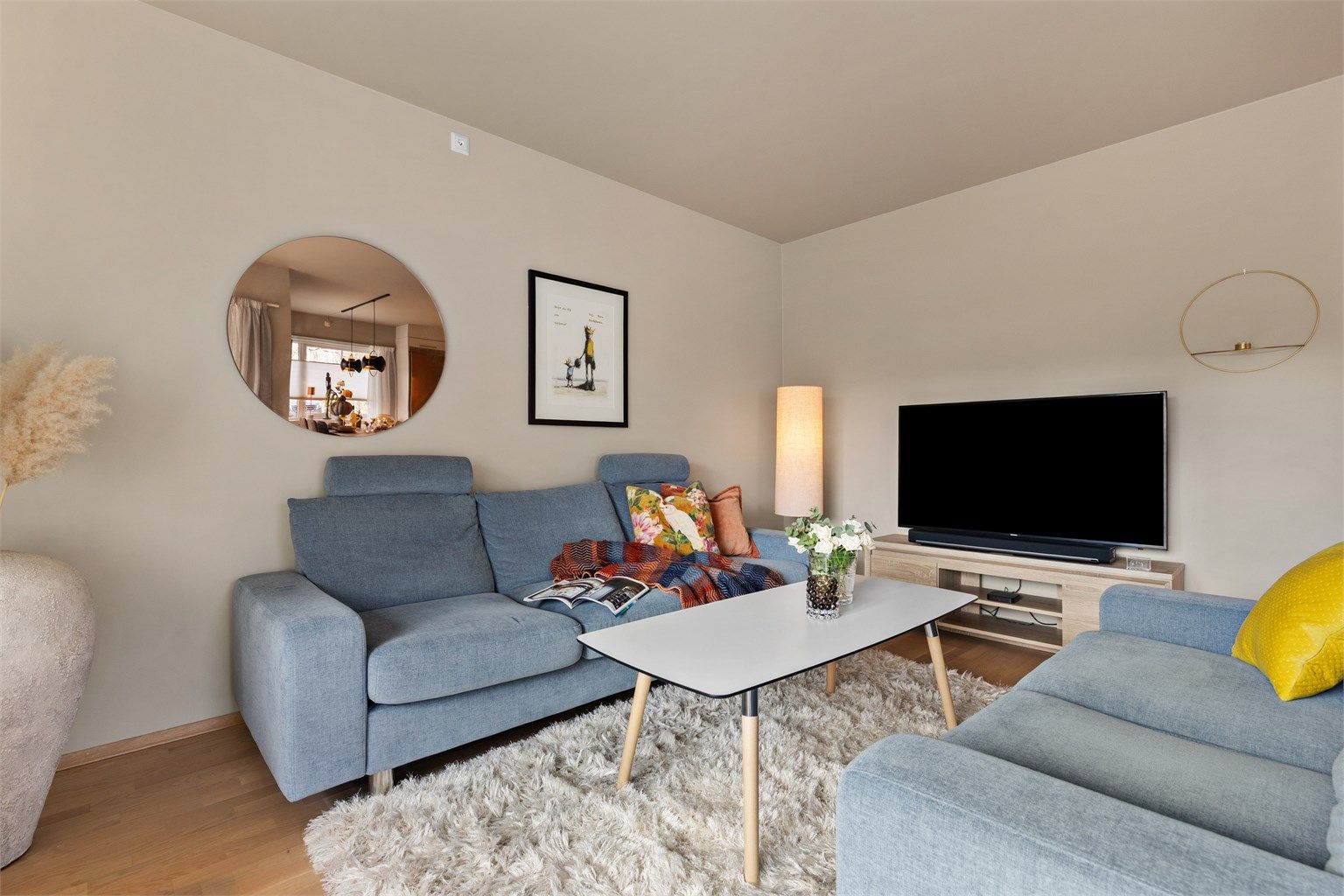 I stuen er det plass til sittegruppe og TV-område. Det er gasspeis i stuen for ekstra varme og hygge på kjølige dager. Med en åpen løsning mellom stue og kjøkken blir det enkelt å være sosial når man har besøk.